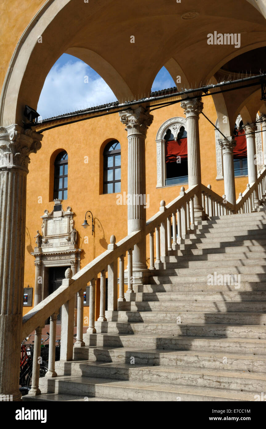 Le grand escalier de l'Palazzo Municipale à Ferrara Banque D'Images