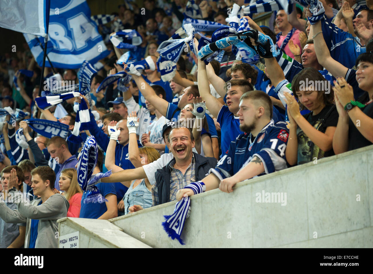 Moscou, Russie. 13 Sep, 2014. Fans célèbrent le but de Dinamo Moscou à Ak Bars pendant le jeu dans une saison 2014-2015 Championnat KHL match de hockey sur glace au stade Luzhniki. Le Dinamo Moscou a gagné le match 3:2. Crédit : Anna Sergeeva/ZUMA/Alamy Fil Live News Banque D'Images