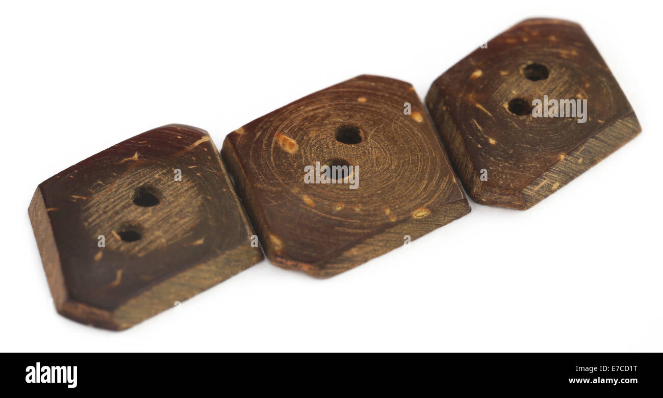 Boutons en bois sur fond blanc Banque D'Images