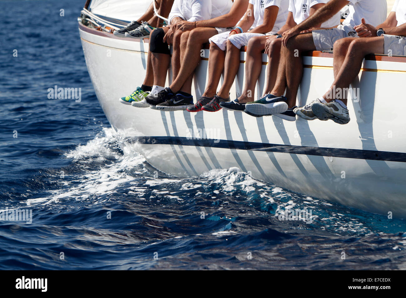 Imperia, Italie. 13 septembre 2014. Les jambes de l'équipage côté off lors d'une régate. Vele d'Epoca est une régate de voiliers classiques qui a lieu tous les deux ans à Imperia, Italie. Banque D'Images