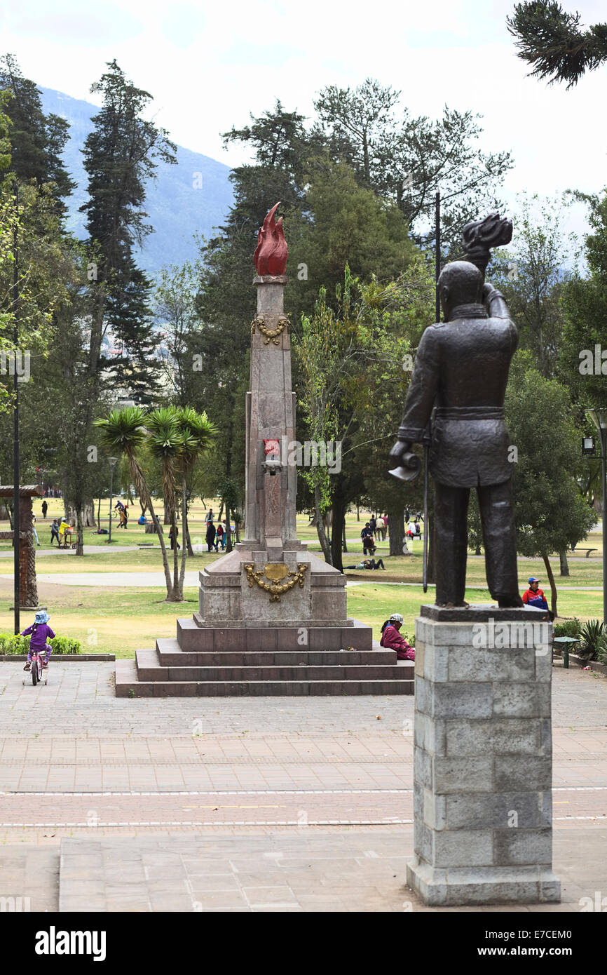 Le monument 'La llama Eterna' (Flamme Éternelle) à El Ejido Park à Quito, Equateur Banque D'Images