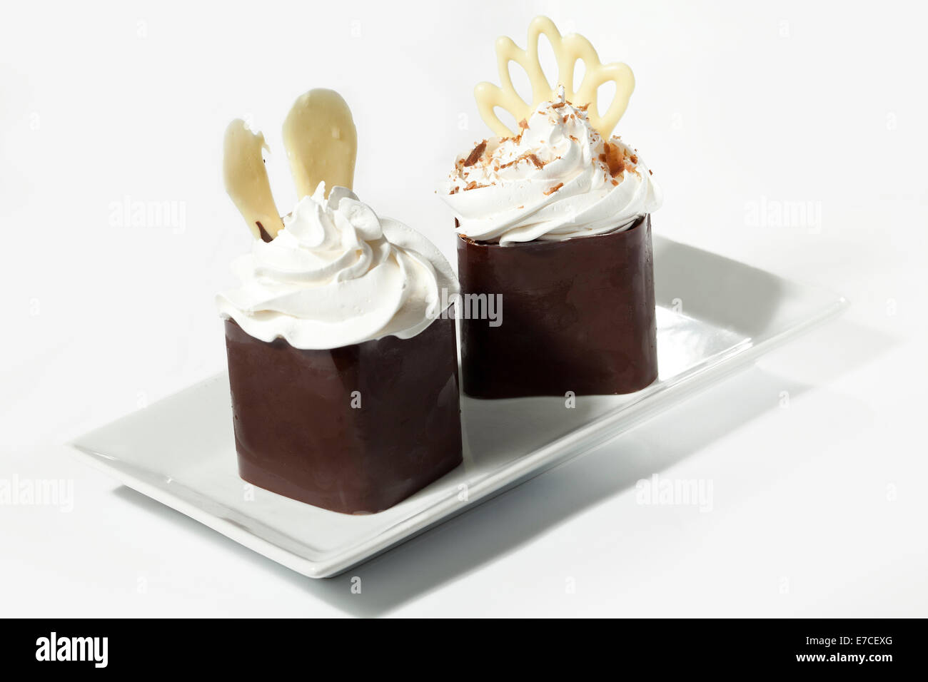 Gâteau au chocolat sur une plaque blanche Banque D'Images