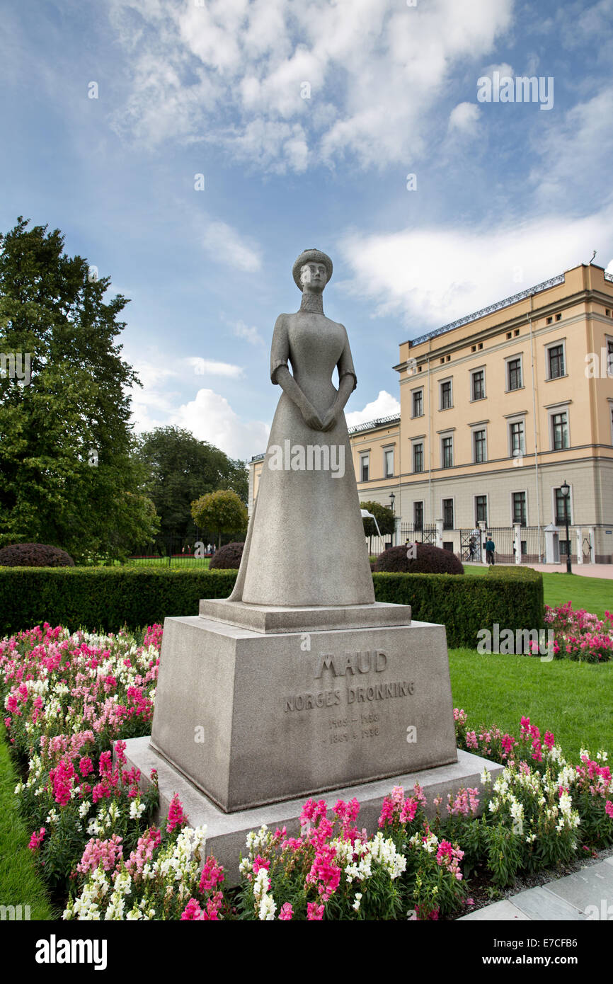 La statue de la Reine Maud dans le jardin du Palais Royal. Oslo. Banque D'Images