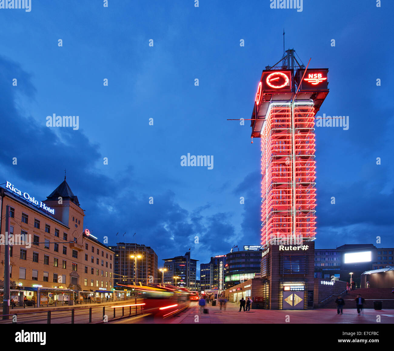 Centre-ville d'Oslo. La tour de l'horloge en verre en face de la gare centrale. Banque D'Images
