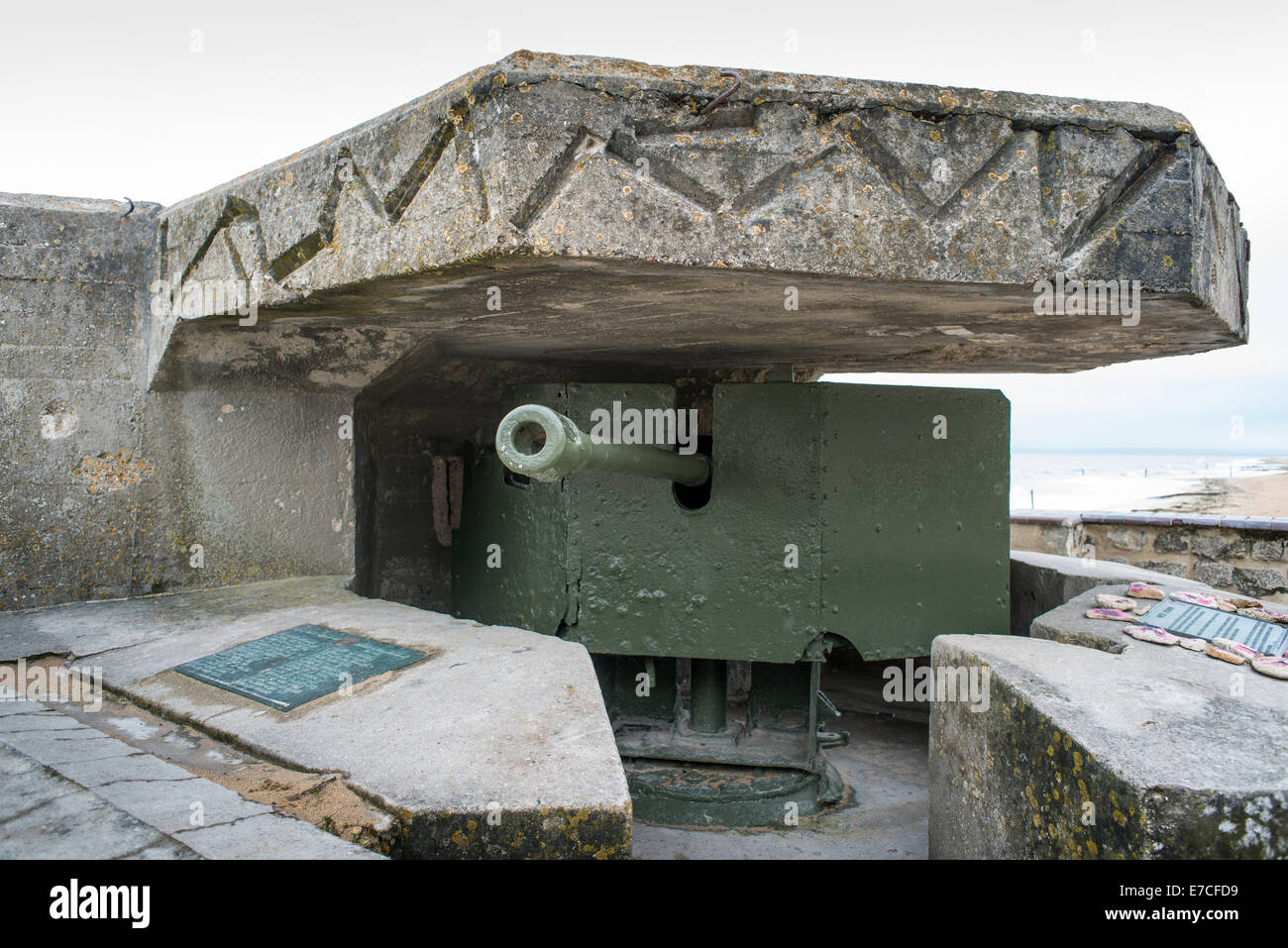 Bunker allemand WW1 Seconde Guerre mondiale armés de deux canons sur la digue de mer à Courseulles-sur-Mer, Normandie, France Banque D'Images
