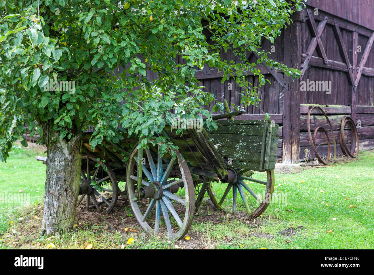 Ancienne charrette en bois dans le jardin, rural Banque D'Images
