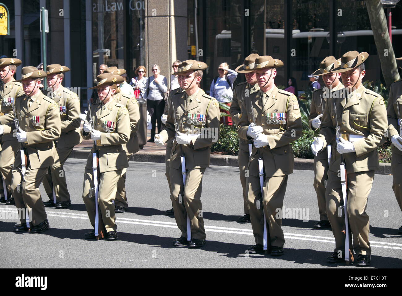 Le personnel militaire australien de la rue macquarie à sydney, dans le cadre de l'ouverture du Parlement d'État de 55th par le gouverneur Bashir, à Sydney Banque D'Images