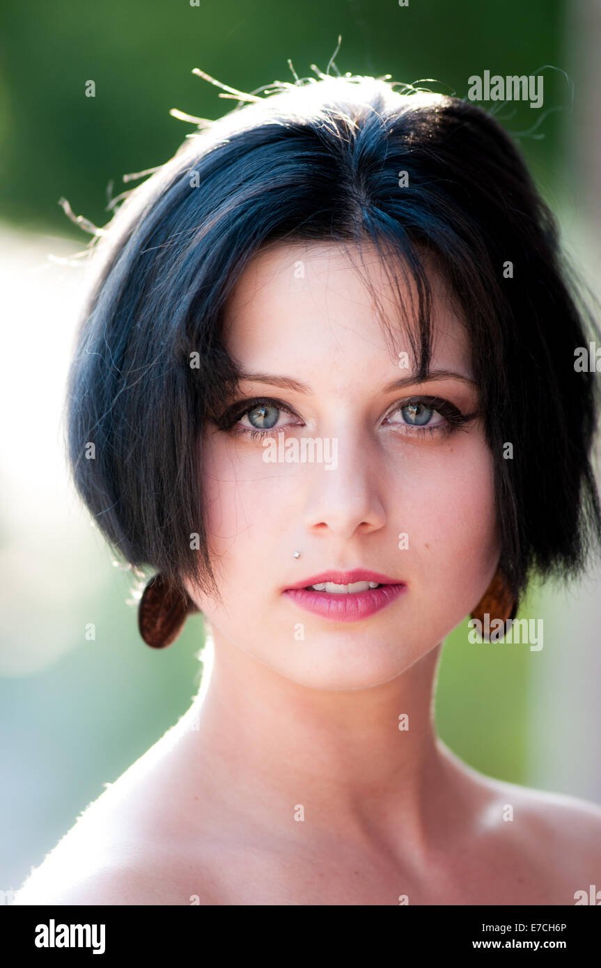 Portrait d'une belle 18 ans caucasien femme avec de courts cheveux noirs. Banque D'Images