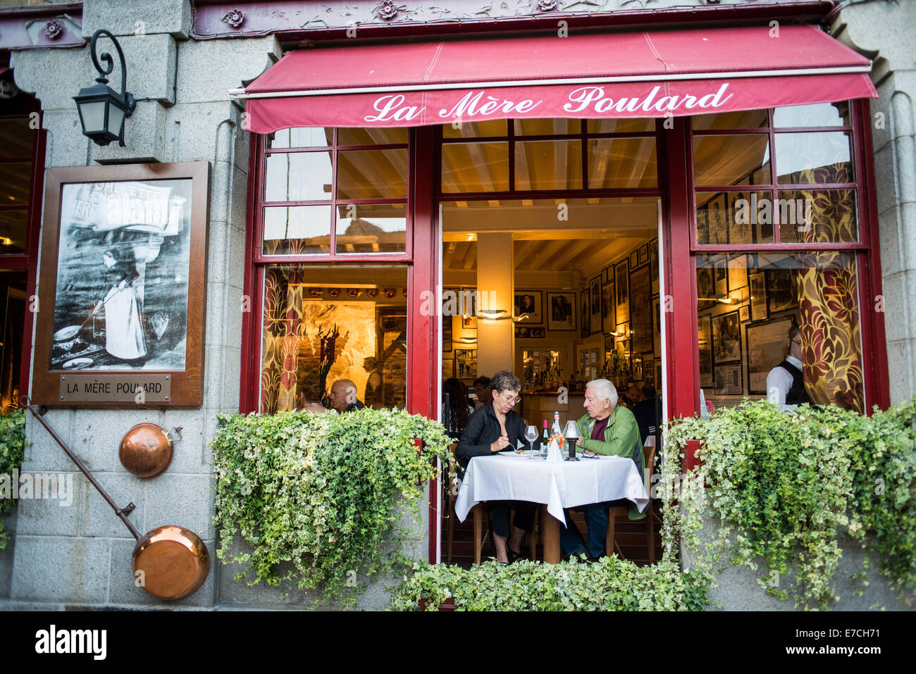 Deux touristes français personne de manger au restaurant en plein air à l'abbaye du Mont Saint Michel, France Banque D'Images