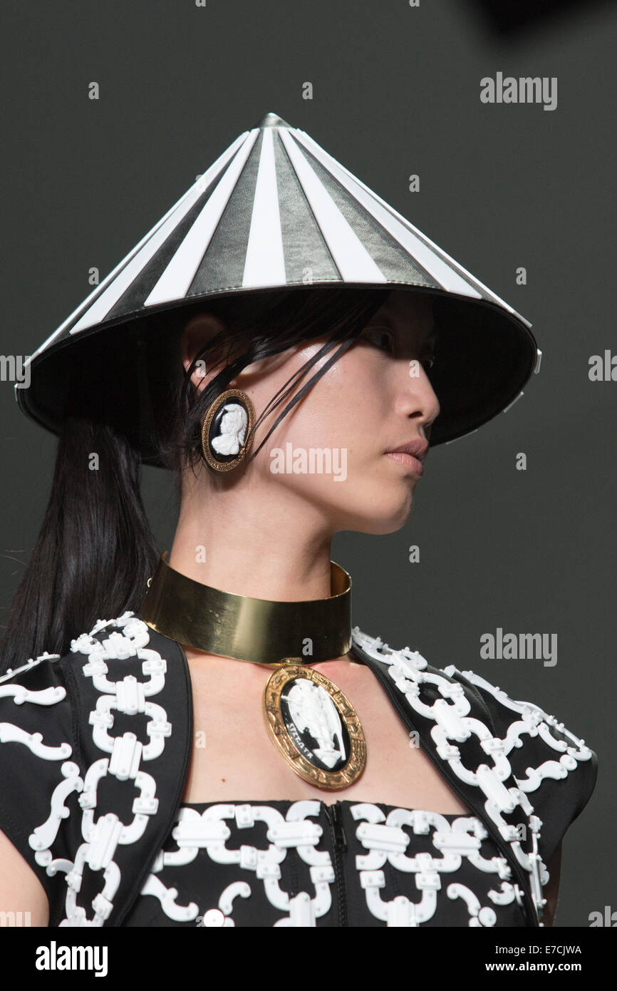 Londres, Royaume-Uni. 13 septembre 2014. Un model à la KTZ show à London Fashion Week SS15 à l'espace d'exposition Cour BFC à Somerset House, à Londres, en Angleterre. Photo : Alamy/CatwalkFashion Live News Banque D'Images