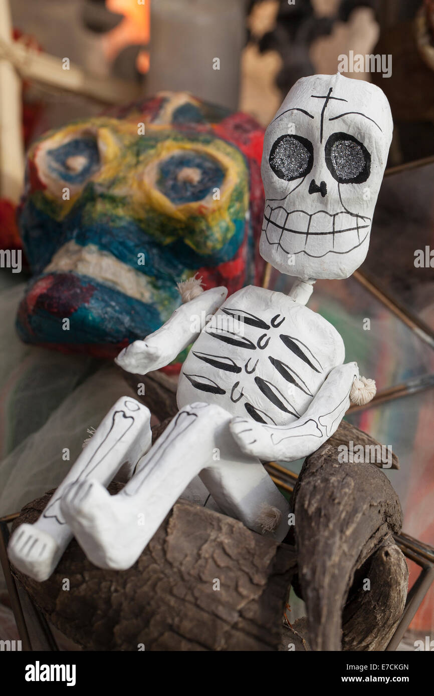 Crâne et squelette masque dans Dia de los Muertos autel de Garfield Park,  Mission District, San Francisco, Californie Photo Stock - Alamy