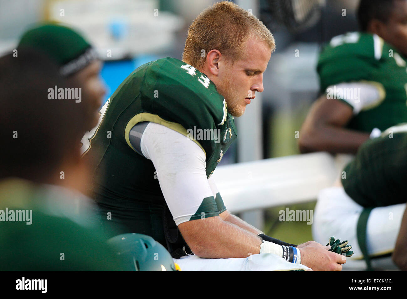 13 septembre 2014 - City, Floride, États-Unis - OCTAVIO JONES | fois .South Florida Bulls Auggie linebacker Sanchez (43) est assis sur le banc au cours du quatrième trimestre chez Raymond James Stadium le samedi 13 septembre, 2014. N.C. La Floride du sud de l'État vaincu 49 à 17. (Crédit Image : © Octavio Jones/Tampa Bay Times/Zuma sur le fil) Banque D'Images