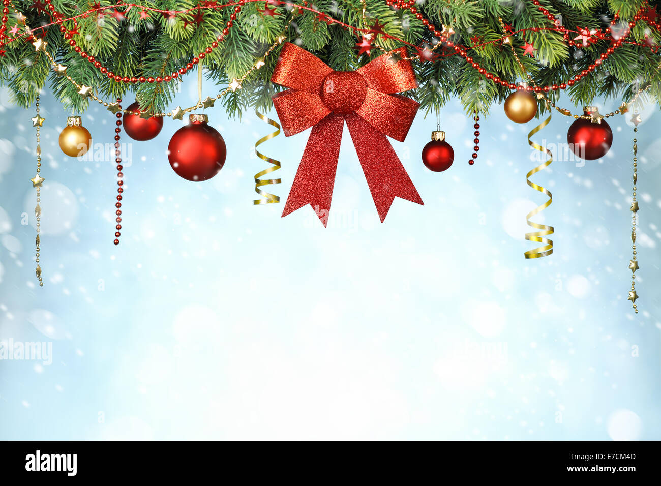 Boules de Noël suspendu à sapin sur fond neigeux Banque D'Images