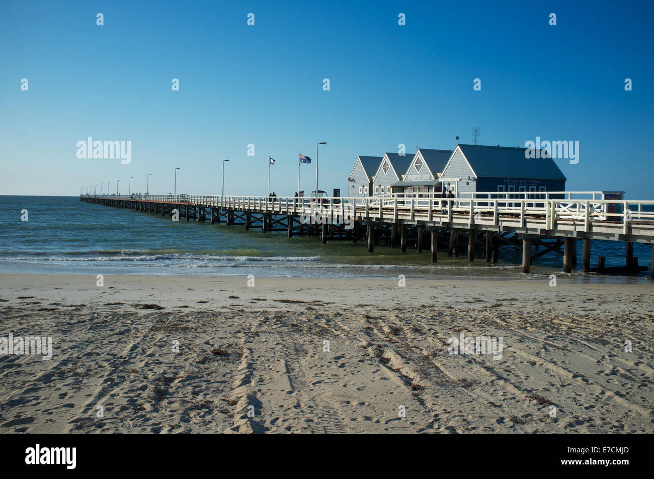 Busselton Jetty est la plus longue jetée en bois (pier) dans l'hémisphère sud, s'étendant sur près de 2 km sur la mer Banque D'Images