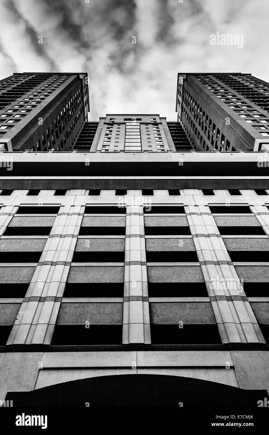 Parking couvert et d'immeubles d'appartements au centre-ville de Baltimore, Maryland. Banque D'Images