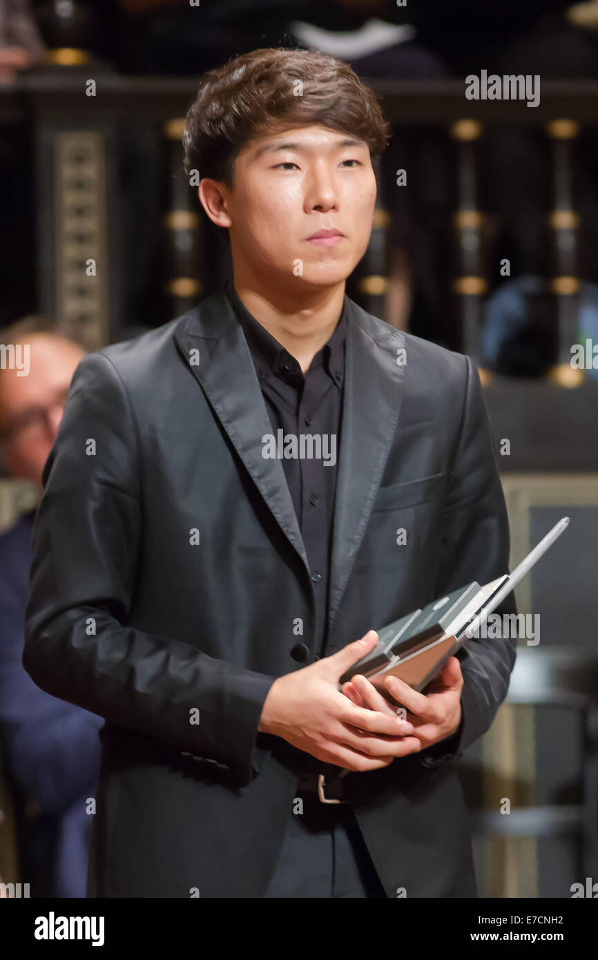 Budapest, Hongrie. 14Th Sep 2014. Vingt ans, le violoncelliste Taeguk Mun de Corée du Sud, vainqueur du Concours International Pablo Casals Cello, est présenté avec son prix dans le cadre de la 48e Concours international de musique de Budapest à l'Académie de musique de Budapest, Hongrie, le 14 septembre 2014. Mun est né en 1994 en Corée du Sud. Il a été le 1er prix lauréat de divers concours. Un total de 157 violoncellistes de 38 pays et régions ont participé au concours, qui a eu lieu pour la dernière fois il y a 10 ans pour violoncelle. © Attila Volgy/Xinhua/Alamy Live News Banque D'Images
