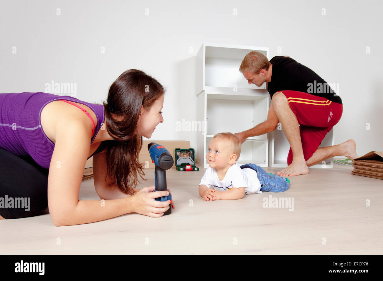 Jeune famille avec un bébé déménagement dans un nouvel appartement Banque D'Images