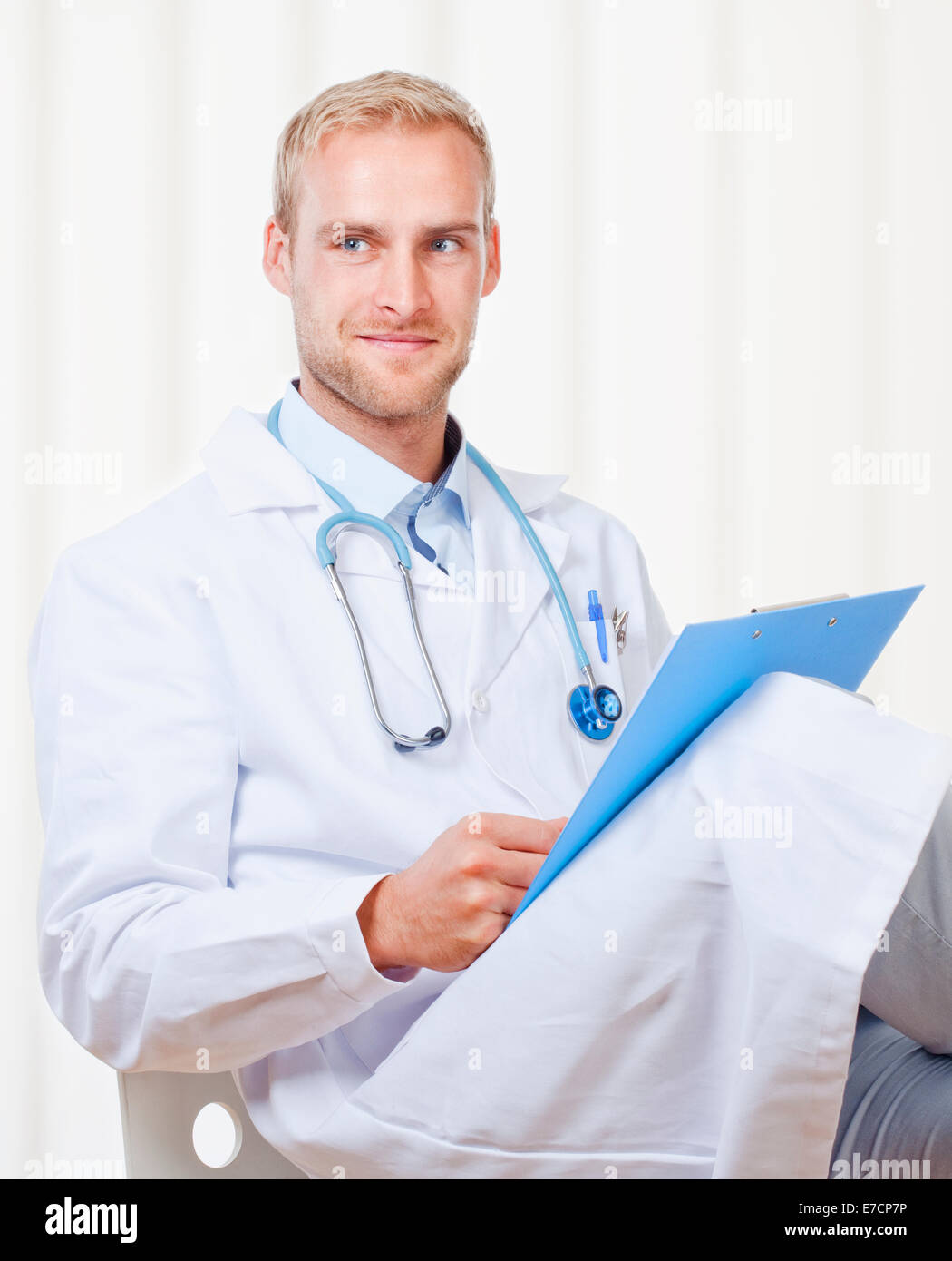 Portrait of a Young Doctor with Stethoscope et fichiers Banque D'Images