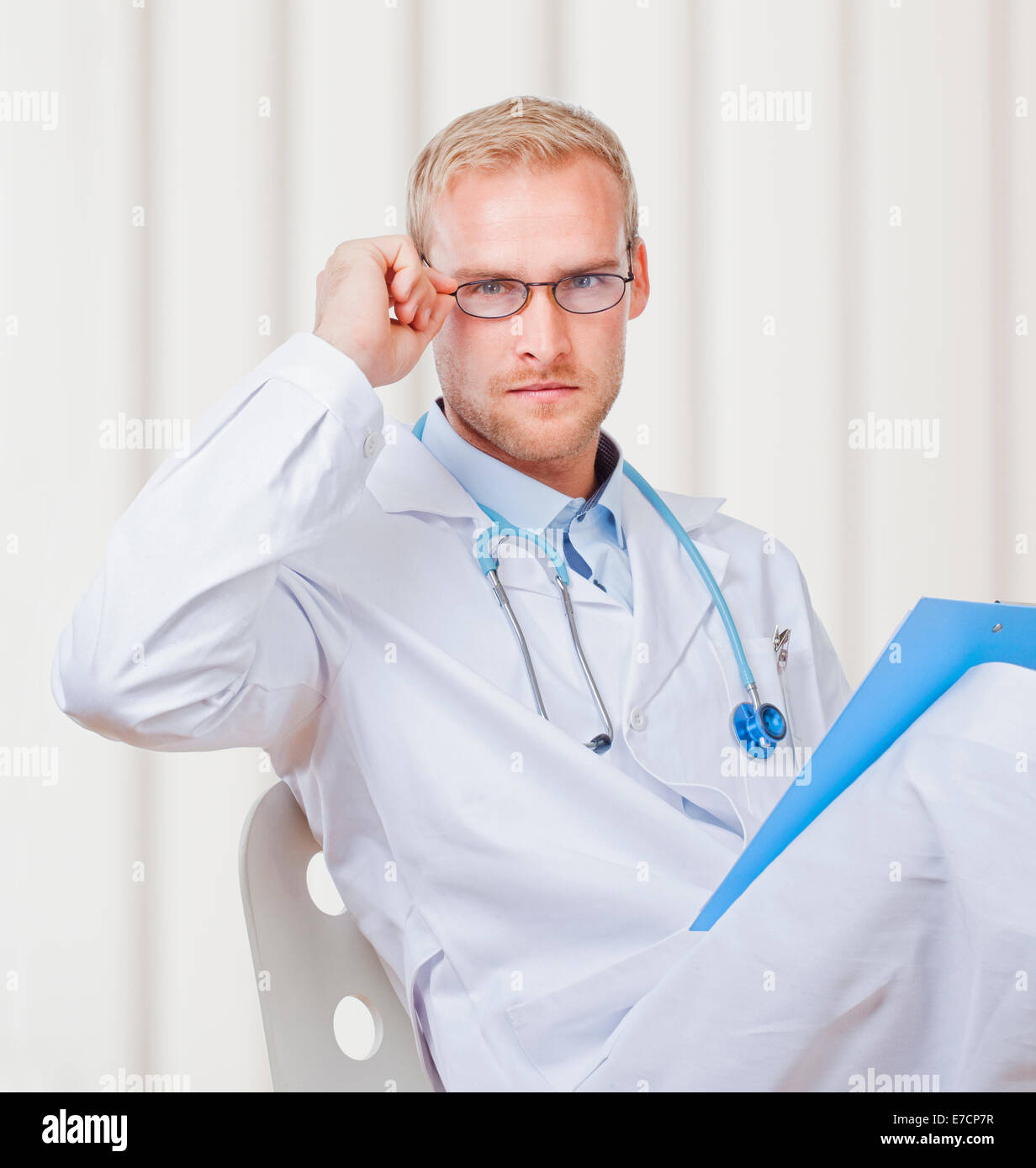 Portrait d'un jeune médecin avec stéthoscope et verres à Banque D'Images