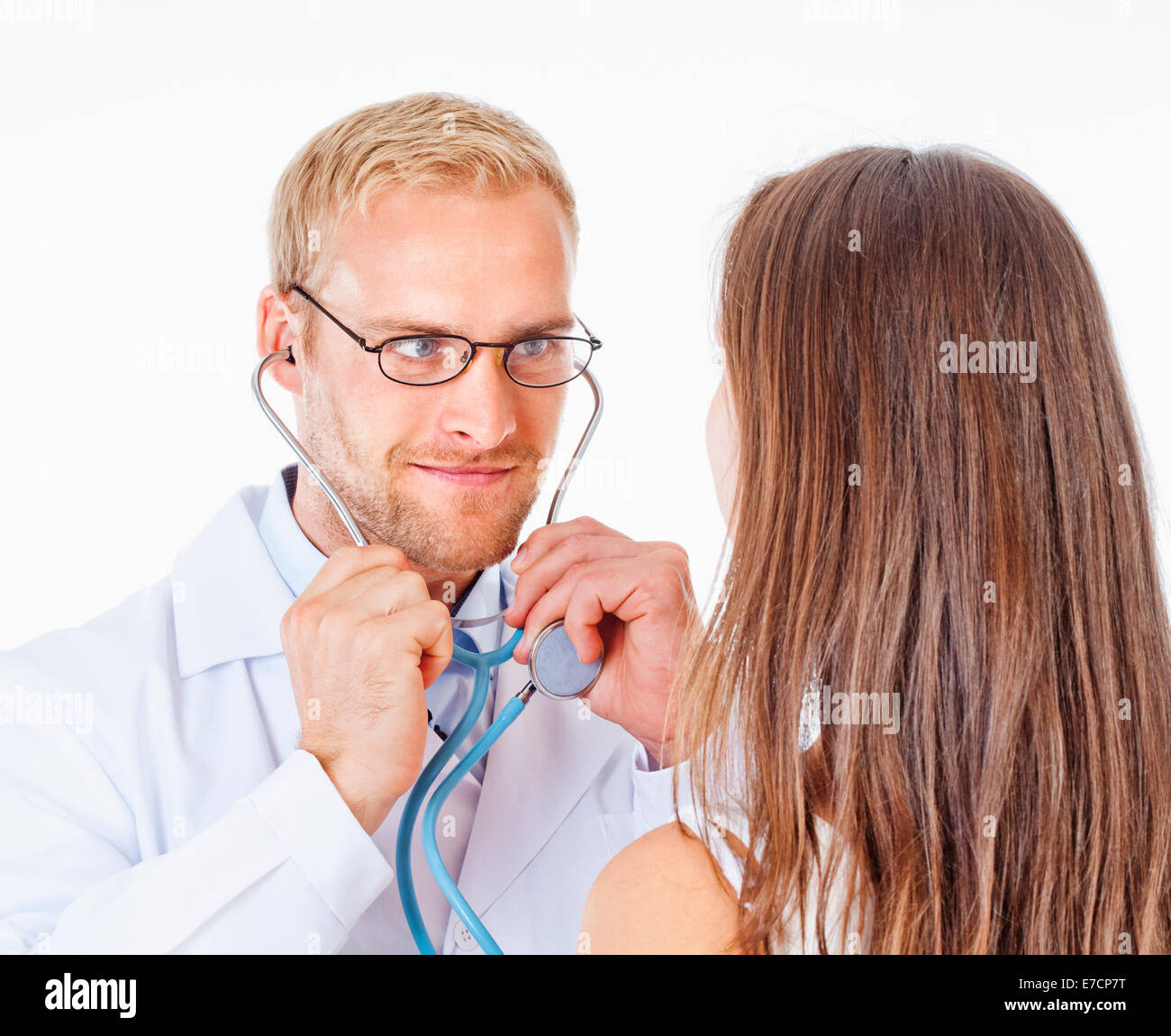 Jeune médecin avec stéthoscope et verres Examining Patient Banque D'Images