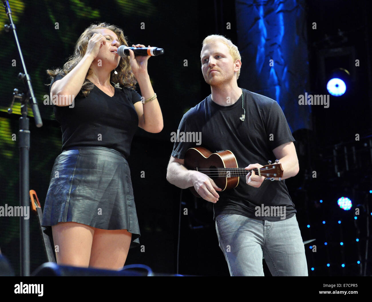 Raleigh, Caroline du Nord, USA. 13 Sep, 2014. ELIZABETH HOPKINS et chanteur du groupe HOLIJES Ian Rae Delta au cours de l'exécution de l'aide agricole annuel concert tenu à Walnut Creek Amphitheatre. © Tina Fultz/ZUMA/Alamy Fil Live News Banque D'Images