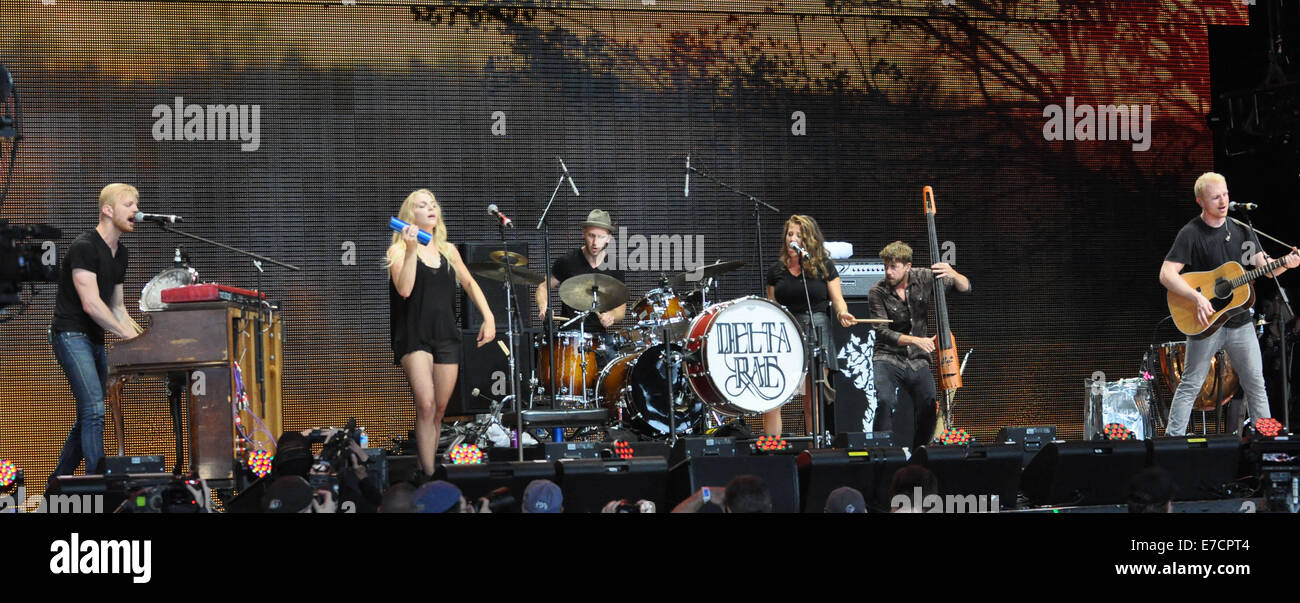 Raleigh, Caroline du Nord, USA. 13 Sep, 2014. Singer ELIZABETH HOPKINS, BRETAGNE HOLIJES HOLIJES, Ian et ERIC HOLIJES du groupe Delta Rae au cours de l'exécution de l'aide agricole annuel concert tenu à Walnut Creek Amphitheatre. © Tina Fultz/ZUMA/Alamy Fil Live News Banque D'Images