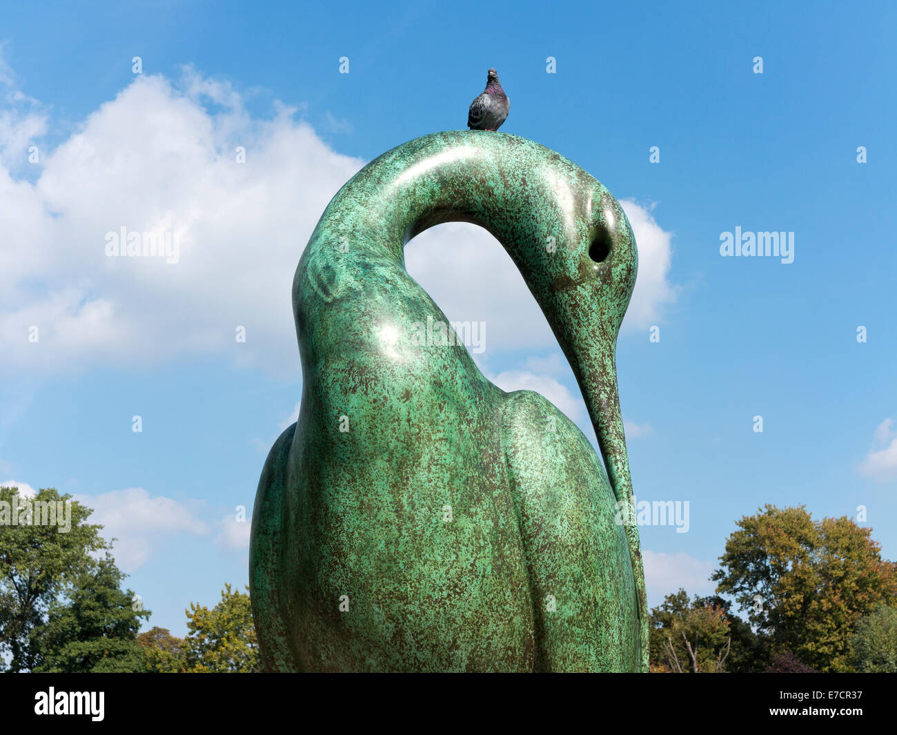 La sculpture 'Isis' par Simon Gudgeon dans Hyde Park Londres Angleterre contre un ciel bleu, les nuages et un pigeon sur le cou Banque D'Images