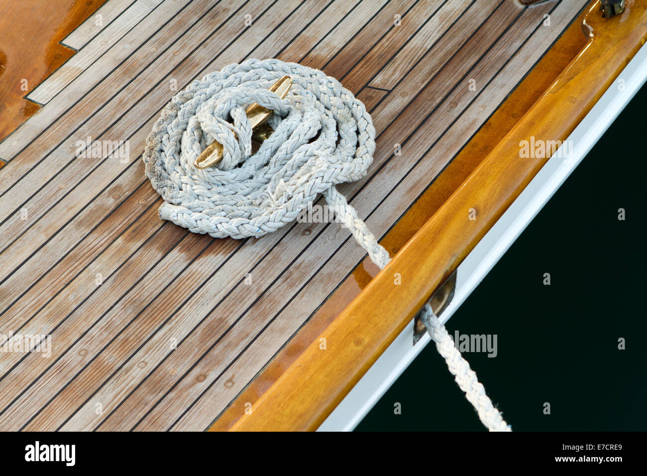 Imperia, Italie. 14 septembre 2014. Détail d'un vintage yacht deck avec corde et taquet. Banque D'Images