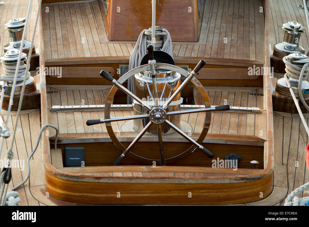 Imperia, Italie. 14 septembre 2014. Le volant d'un yacht vintage participant à Vele d'Epoca classic yachts regatta. Banque D'Images
