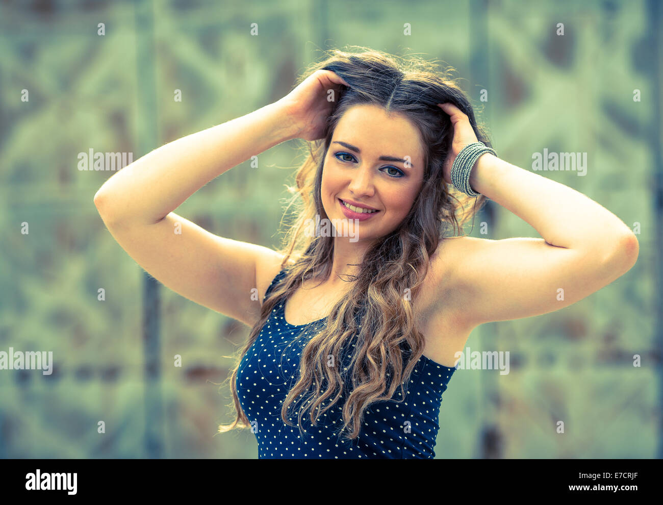 Belle jeune femme à l'extérieur de l'environnement urbain Banque D'Images