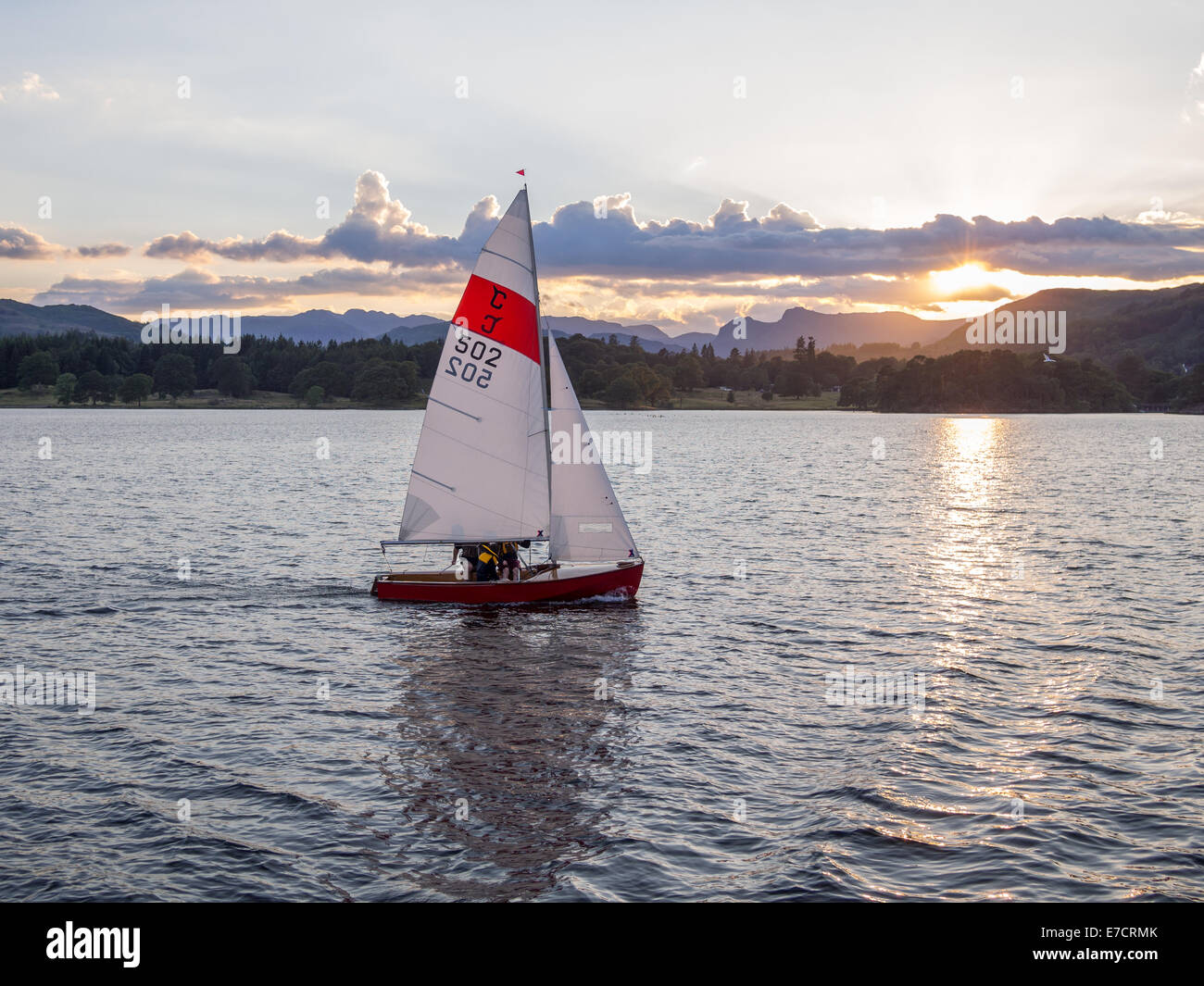 Un yacht de croisière sur le lac Windermere dans le Lake District. Banque D'Images