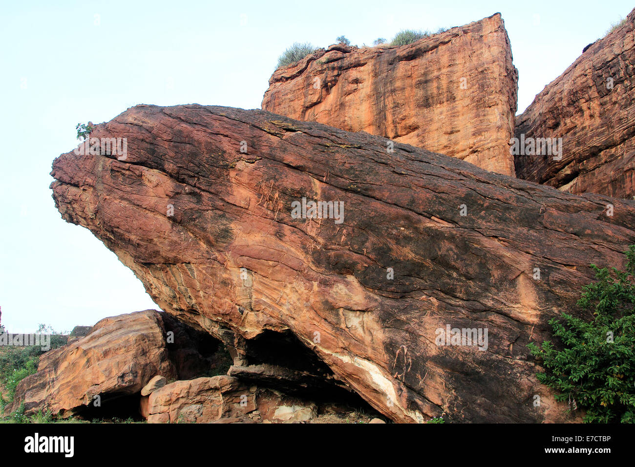 Rock géant penché au-dessus de petites roches horizontales à Badami, Karnataka, Inde, Asie Banque D'Images