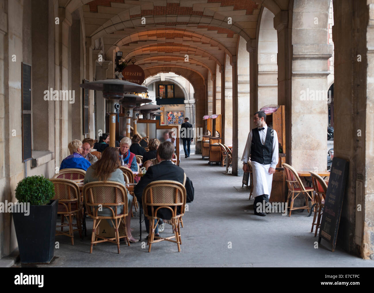 Café Parisien et bistrot servant des diners sur la Place des Vosges Banque D'Images