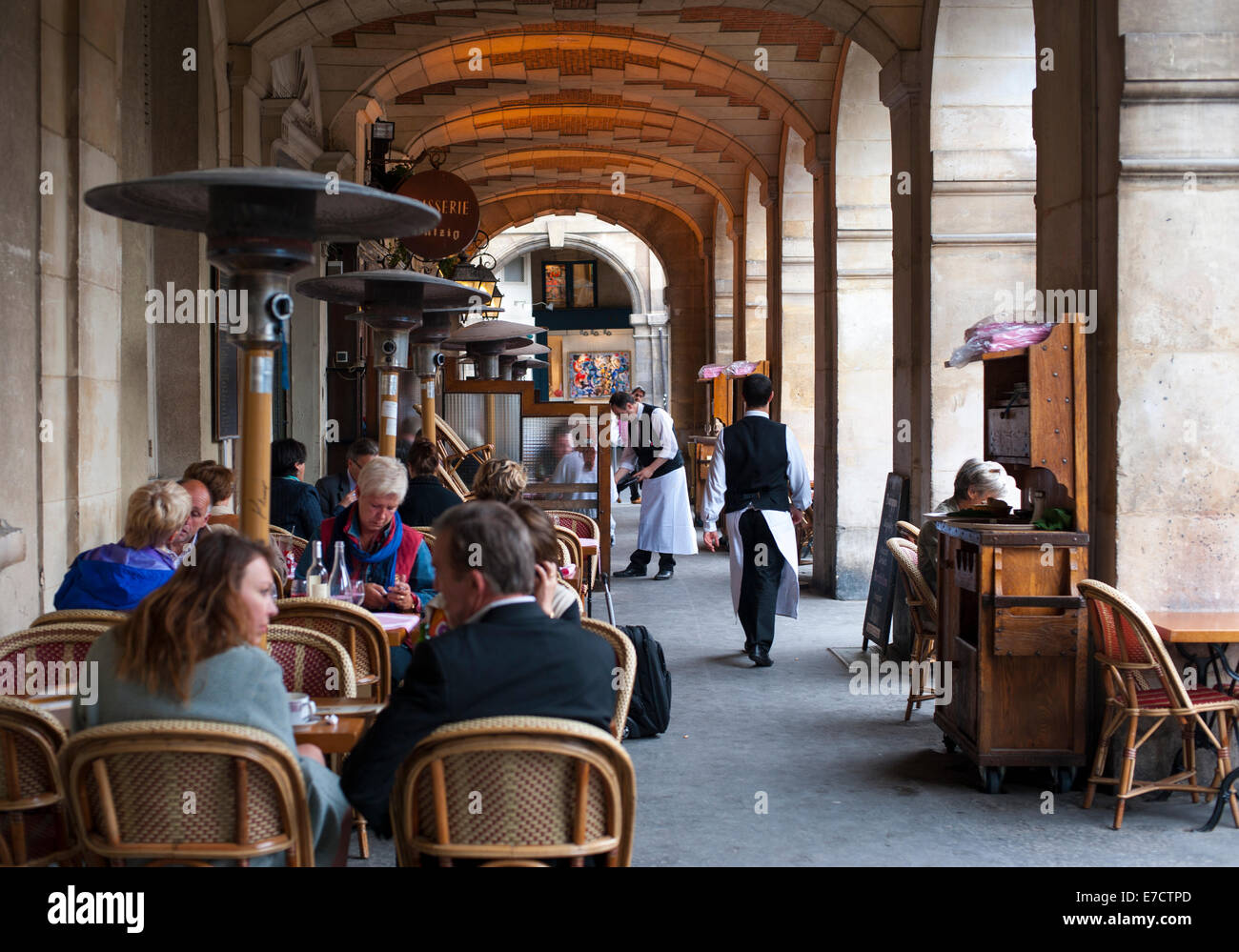 Café Parisien et bistrot servant des diners sur la Place des Vosges Banque D'Images