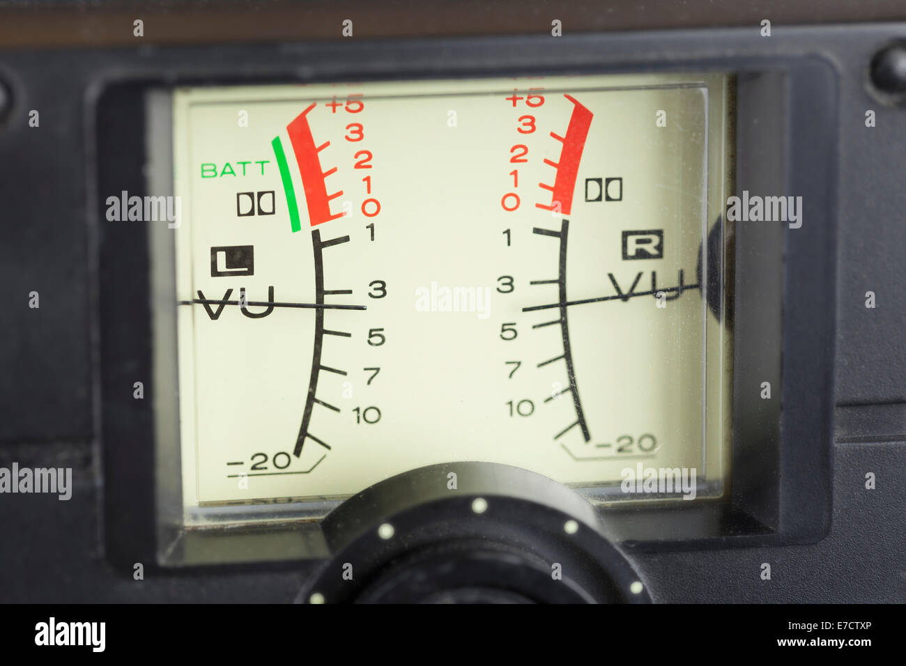 VU-mètre, l'unité de volume du signal audio, avec des aiguilles indiquant  un bon niveau Photo Stock - Alamy