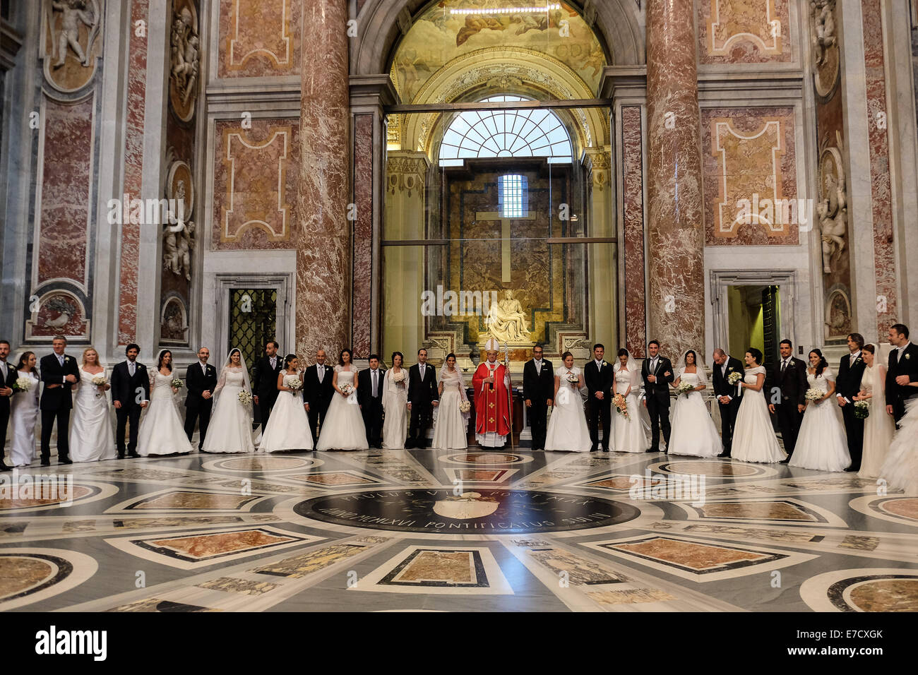 La cité du Vatican. 14 Septembre, 2014. Pape Francis célèbrent le mariage de 20 couples dans la région de Saint Pierre - 14 septembre 2014 Credit : Realy Easy Star/Alamy Live News Banque D'Images