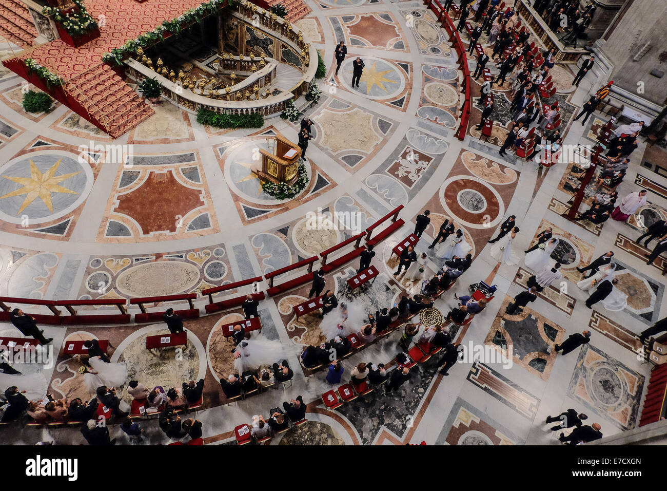 La cité du Vatican. 14 Septembre, 2014. Pape Francis célèbrent le mariage de 20 couples dans la région de Saint Pierre - 14 septembre 2014 Credit : Realy Easy Star/Alamy Live News Banque D'Images