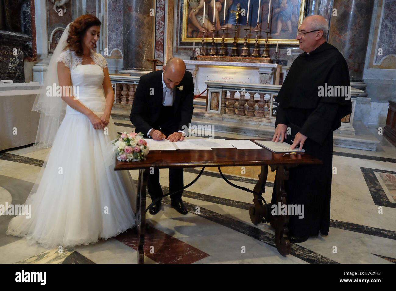 La cité du Vatican. 14 Septembre, 2014. Pape Francis célèbrent le mariage de 20 couples dans la région de Saint Pierre - 14 septembre 2014 Credit : Realy Easy Star/Alamy Live News Banque D'Images