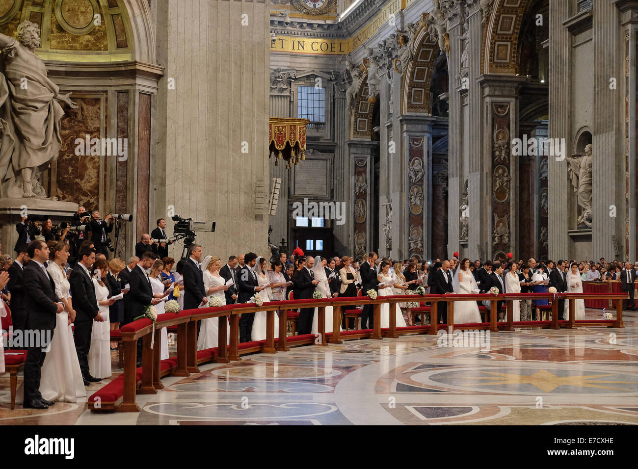 La cité du Vatican. 14 Septembre, 2014. Pape Francis célèbrent le mariage de 20 couples dans la région de Saint Pierre - 14 septembre 2014 Credit : Realy Easy Star/Alamy Live News Banque D'Images