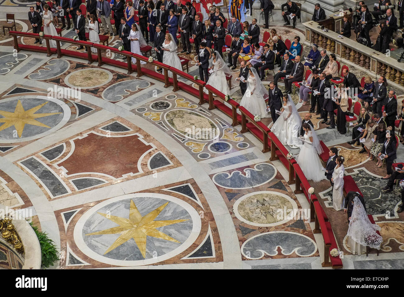 La cité du Vatican. 14 Septembre, 2014. Pape Francis célèbrent le mariage de 20 couples dans la région de Saint Pierre - 14 septembre 2014 Credit : Realy Easy Star/Alamy Live News Banque D'Images