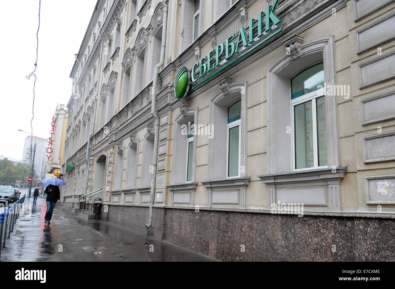 Moscou. 14Th Sep 2014. Un piéton passe devant une succursale de la Sberbank à Moscou, Russie, 2014 septembre14. Les États-Unis et l'Union européenne le vendredi des sanctions plus sévères à l'égard de la Russie a giflé sur la crise de l'Ukraine, le ciblage le plus important de la Russie et l'Ukraine prend l'énergie et de la défense des entreprises de technologie. © Liu Hongxia/Xinhua/Alamy Live News Banque D'Images