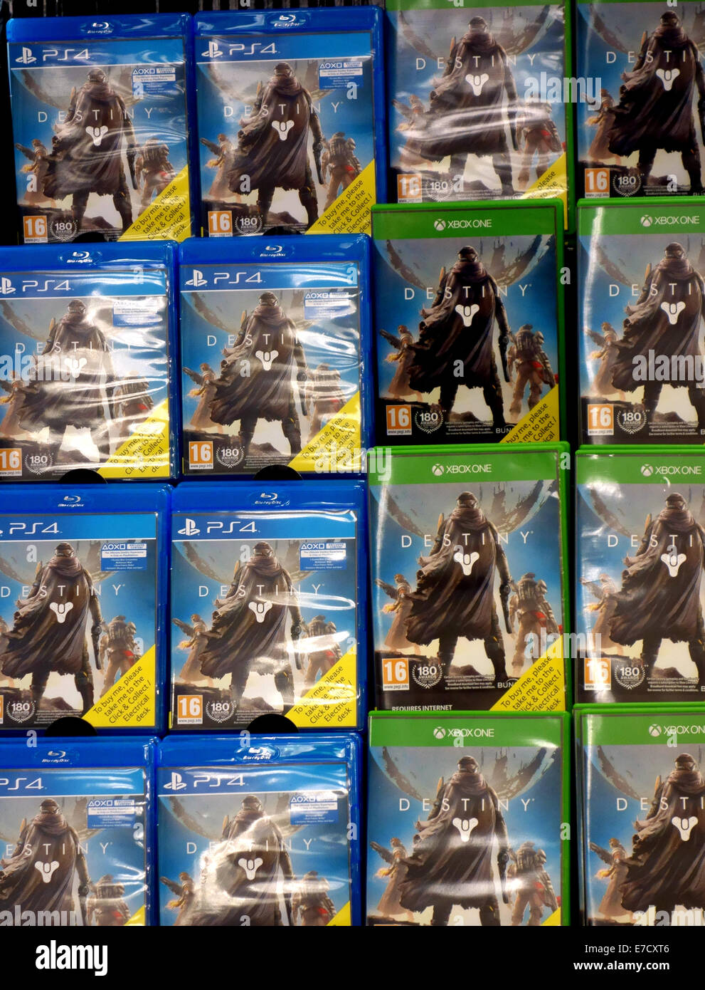 Ordinateur jeu 'Destiny' en vente dans un supermarché de Londres Banque D'Images