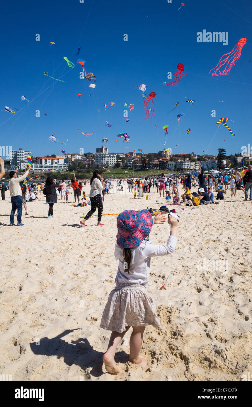 4 ans, fille, flying a kite au Festival Bondi des vents, 2014 Banque D'Images