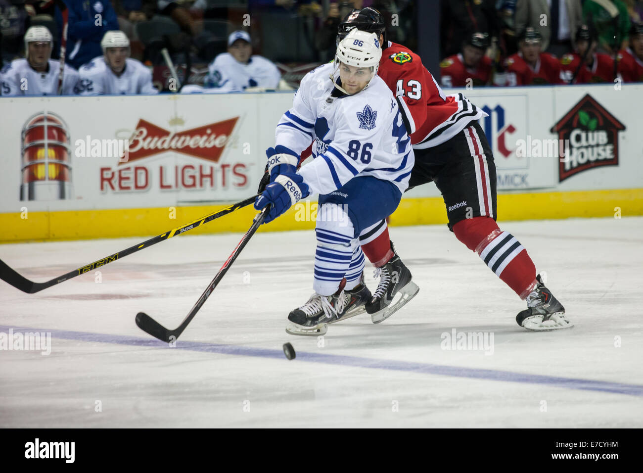 London, Ontario, USA. Septembre 13, 2014 Matt Rupert (86), des Maple Leafs de Toronto combat un chèque au cours d'un match entre les Blackhawks de Chicago et les Maple Leafs de Toronto à la LNH 2014 Tournoi Rookie joué au John Labatt Centre. Les Maple Leafs a gagné le match 5-2. Credit : Mark Spowart/Alamy Live News Banque D'Images