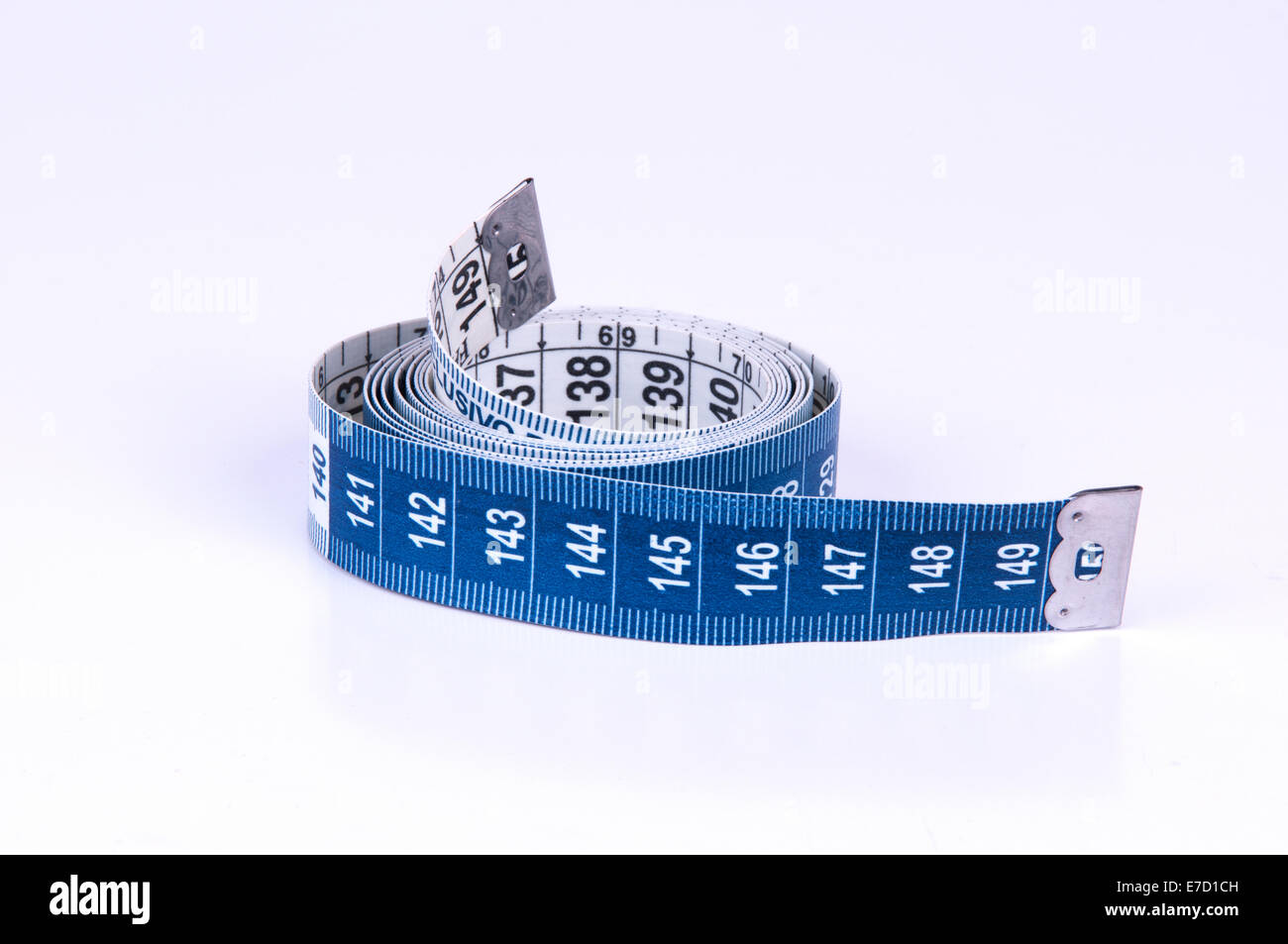 Un ruban à mesurer ou ruban à mesurer est une règle souple sur fond blanc  Photo Stock - Alamy
