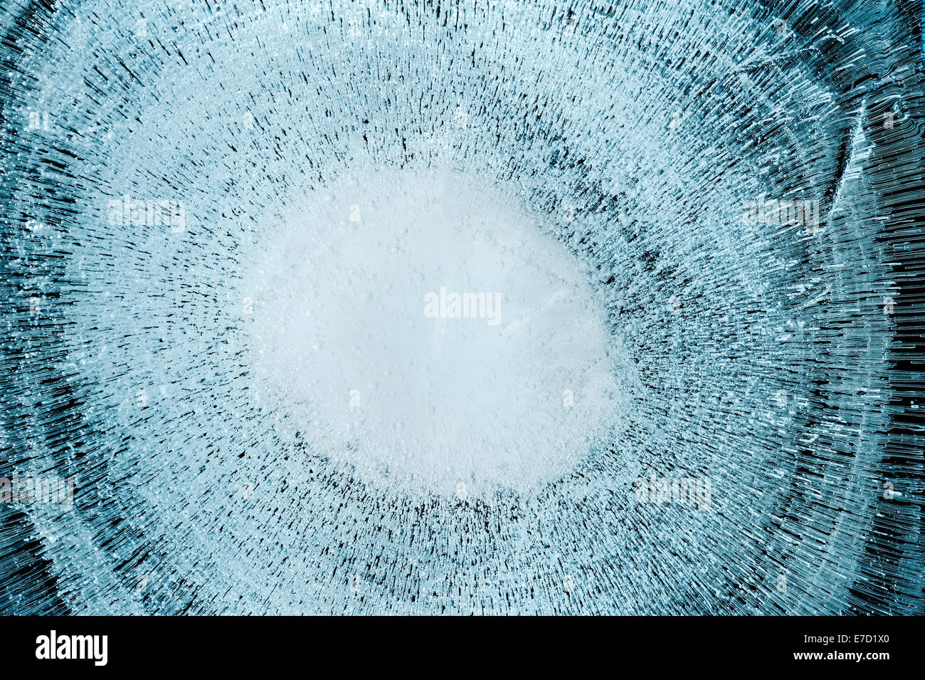 Les profils radiaux et circulaire formée dans l'eau gelée. Banque D'Images