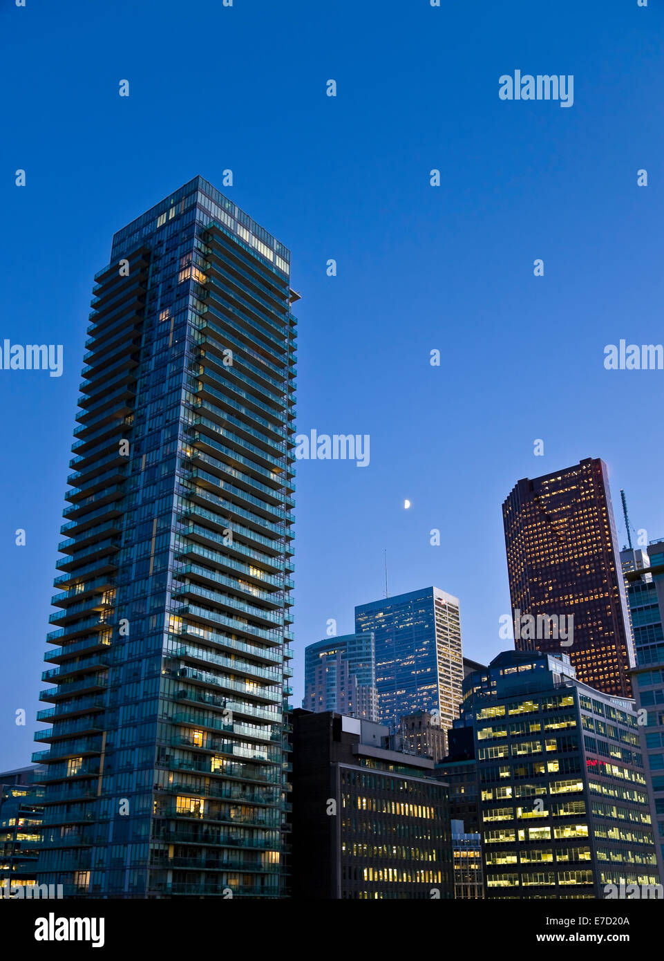 Vue sur le centre-ville de Toronto après le coucher du soleil Banque D'Images