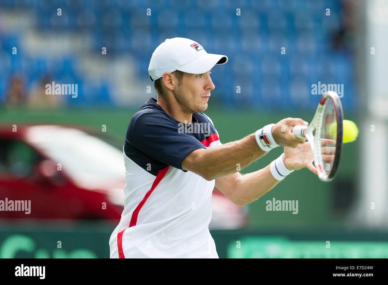 Bangalore, Inde. 14 Septembre, 2014. Dusan Lajovic (Serbie) frappe un coup droit lors du troisième match de la 2014 Coupe Davis par BNP Paribas le groupe mondial d'éliminatoires entre l'Inde et de la Serbie. Il Devvarmann Somdev joue de l'Inde. KSLTA Tennis Stadium, Bangalore, Inde, le 14.09.2014. Credit : Janine Lang/Alamy Live News Banque D'Images