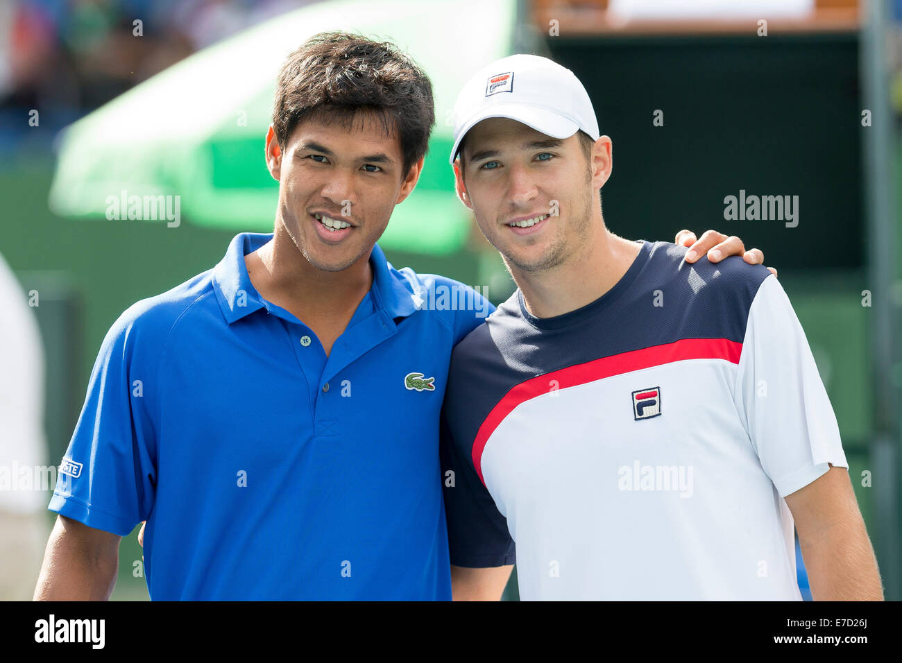 Bangalore, Inde. 14 Septembre, 2014. Devvarmann Somdev (Inde) et Dusan Lajovic (Serbie) avant le début du troisième match de la 2014 Coupe Davis par BNP Paribas le groupe mondial d'éliminatoires entre l'Inde et de la Serbie. KSLTA Tennis Stadium, Bangalore, Inde, le 14.09.2014. Credit : Janine Lang/Alamy Live News Banque D'Images