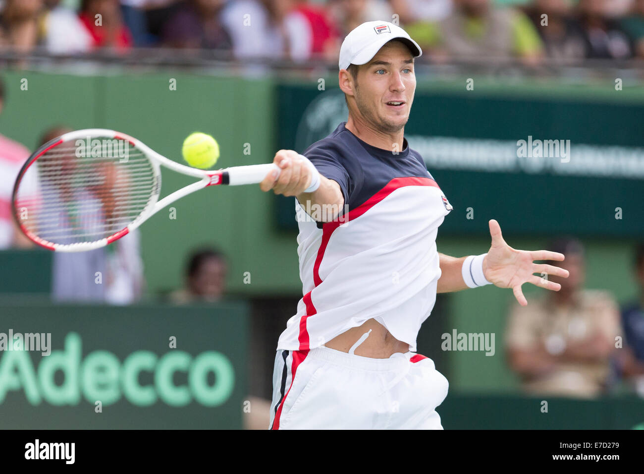 Bangalore, Inde. 14 Septembre, 2014. Dusan Lajovic (Serbie) frappe un coup droit lors du troisième match de la 2014 Coupe Davis par BNP Paribas le groupe mondial d'éliminatoires entre l'Inde et de la Serbie. Il Devvarmann Somdev joue de l'Inde. KSLTA Tennis Stadium, Bangalore, Inde, le 14.09.2014. Credit : Janine Lang/Alamy Live News Banque D'Images